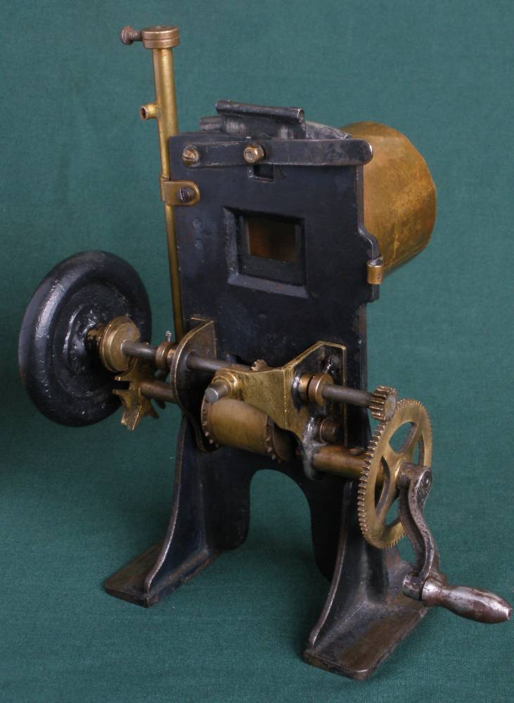 Torzo mechaniky francouzského promítacího strojku.
